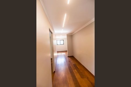 Casa de condomínio à venda com 460m², 4 quartos e 4 vagas Casa de condomínio à venda com 460m², 4 quartos e 4 vagasCloset da suíte 2