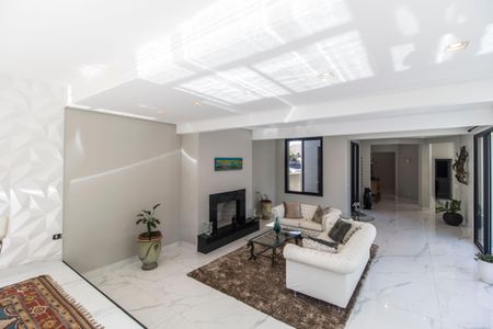 Casa de condomínio à venda com 460m², 4 quartos e 4 vagas Casa de condomínio à venda com 460m², 4 quartos e 4 vagasSala