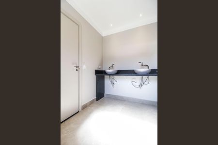 Casa de condomínio à venda com 460m², 4 quartos e 4 vagas Casa de condomínio à venda com 460m², 4 quartos e 4 vagasBanheiro da Suíte 2