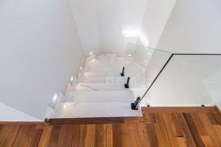 Casa de condomínio à venda com 460m², 4 quartos e 4 vagas Casa de condomínio à venda com 460m², 4 quartos e 4 vagasEscada