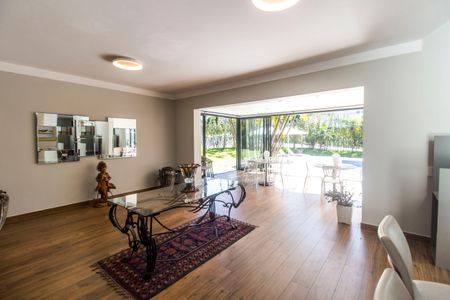 Casa de condomínio à venda com 460m², 4 quartos e 4 vagas Casa de condomínio à venda com 460m², 4 quartos e 4 vagasSala