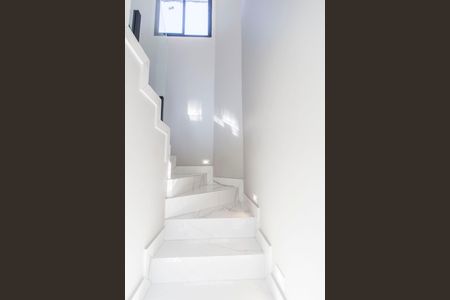 Casa de condomínio à venda com 460m², 4 quartos e 4 vagas Casa de condomínio à venda com 460m², 4 quartos e 4 vagasEscada