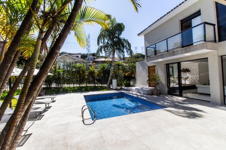 Casa de condomínio à venda com 460m², 4 quartos e 4 vagas Casa de condomínio à venda com 460m², 4 quartos e 4 vagasVaranda