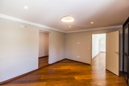 Casa de condomínio à venda com 460m², 4 quartos e 4 vagas Casa de condomínio à venda com 460m², 4 quartos e 4 vagasSuíte 1