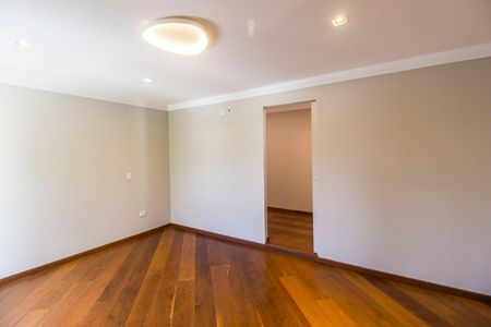 Casa de condomínio à venda com 460m², 4 quartos e 4 vagas Casa de condomínio à venda com 460m², 4 quartos e 4 vagasSuíte 1