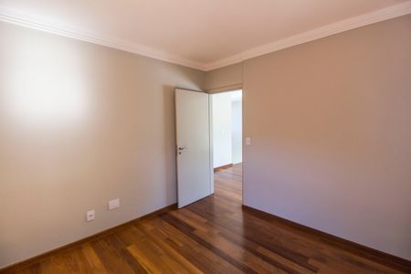 Casa de condomínio à venda com 460m², 4 quartos e 4 vagas Casa de condomínio à venda com 460m², 4 quartos e 4 vagasSuíte 3