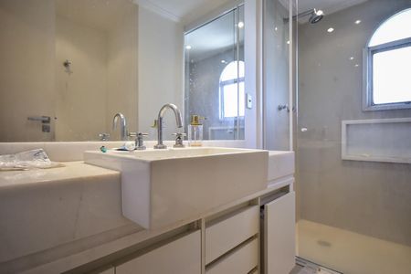 Apartamento à venda com 211m², 4 quartos e 4 vagasBanheiro Suíte 2