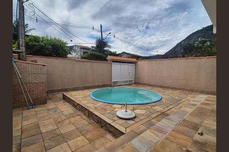 Casa de condomínio à venda com 150m², 4 quartos e 2 vagasÁrea externa