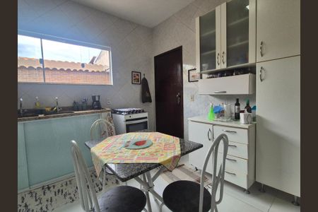 Casa de condomínio à venda com 150m², 4 quartos e 2 vagasCozinha