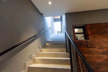 Casa à venda com 300m², 2 quartos e 3 vagas Casa à venda com 300m², 2 quartos e 3 vagasEscada