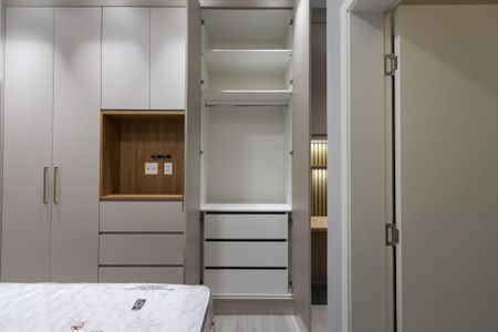 Casa à venda com 300m², 2 quartos e 3 vagas Casa à venda com 300m², 2 quartos e 3 vagasCloset /Suite 1