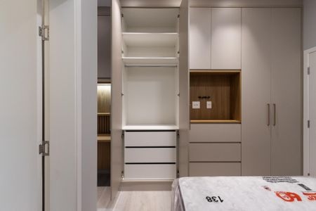 Casa à venda com 300m², 2 quartos e 3 vagas Casa à venda com 300m², 2 quartos e 3 vagasCloset /Suite 2