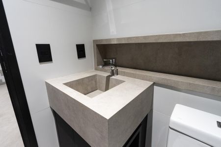 Casa à venda com 300m², 2 quartos e 3 vagas Casa à venda com 300m², 2 quartos e 3 vagasÁrea comum//Lavabo garagem