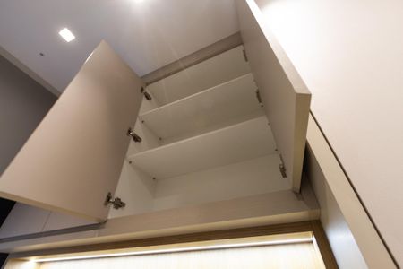 Casa à venda com 300m², 2 quartos e 3 vagas Casa à venda com 300m², 2 quartos e 3 vagasCloset /Suite 2