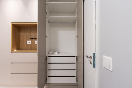 Casa à venda com 300m², 2 quartos e 3 vagas Casa à venda com 300m², 2 quartos e 3 vagasCloset /Suite 2