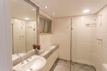 Apartamento à venda com 360m², 4 quartos e 4 vagas Apartamento à venda com 360m², 4 quartos e 4 vagasBanheiro da Suíte 2