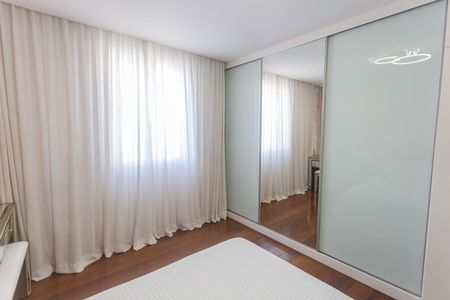 Apartamento à venda com 360m², 4 quartos e 4 vagas Apartamento à venda com 360m², 4 quartos e 4 vagasSemi-Suíte 1