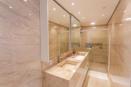 Apartamento à venda com 360m², 4 quartos e 4 vagas Apartamento à venda com 360m², 4 quartos e 4 vagasBanheiro da Suíte 1