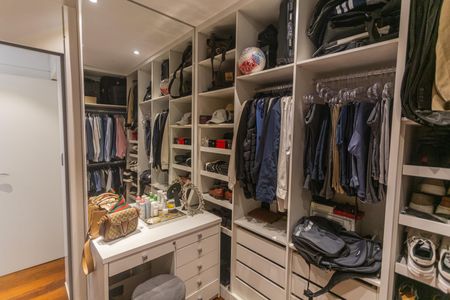 Apartamento à venda com 360m², 4 quartos e 4 vagas Apartamento à venda com 360m², 4 quartos e 4 vagasCloset da Suíte 1
