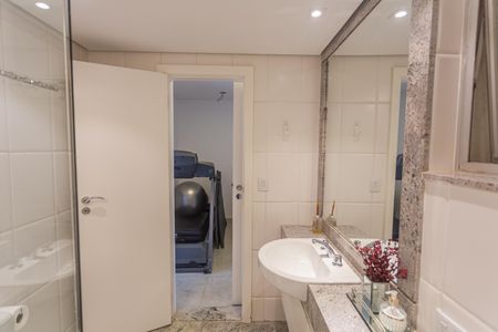 Apartamento à venda com 360m², 4 quartos e 4 vagas Apartamento à venda com 360m², 4 quartos e 4 vagasBanheiro da Suíte 2