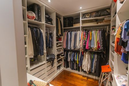 Apartamento à venda com 360m², 4 quartos e 4 vagas Apartamento à venda com 360m², 4 quartos e 4 vagasCloset da Suíte 1