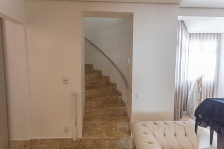 Apartamento à venda com 360m², 4 quartos e 4 vagas Apartamento à venda com 360m², 4 quartos e 4 vagasEscada de Acesso a Cobertura