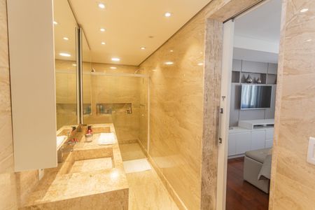 Apartamento à venda com 360m², 4 quartos e 4 vagas Apartamento à venda com 360m², 4 quartos e 4 vagasBanheiro da Suíte 1