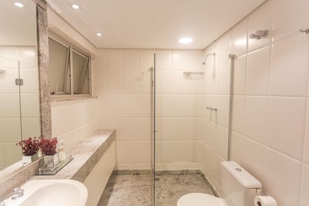 Apartamento à venda com 360m², 4 quartos e 4 vagas Apartamento à venda com 360m², 4 quartos e 4 vagasBanheiro da Suíte 2