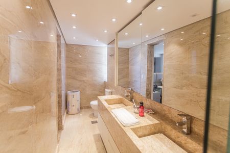 Apartamento à venda com 360m², 4 quartos e 4 vagas Apartamento à venda com 360m², 4 quartos e 4 vagasBanheiro da Suíte 1