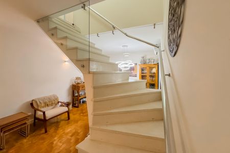 Casa à venda com 144m², 3 quartos e 2 vagasEscada