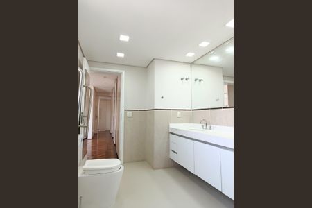 Apartamento à venda com 230m², 3 quartos e 4 vagas Apartamento à venda com 230m², 3 quartos e 4 vagasBanheiro da Suíte 2