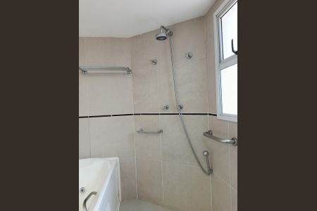 Apartamento à venda com 230m², 3 quartos e 4 vagas Apartamento à venda com 230m², 3 quartos e 4 vagasBanheiro da Suíte 2