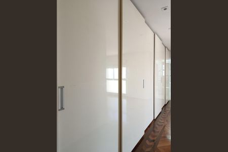 Apartamento à venda com 230m², 3 quartos e 4 vagas Apartamento à venda com 230m², 3 quartos e 4 vagasCloset da Suíte 1