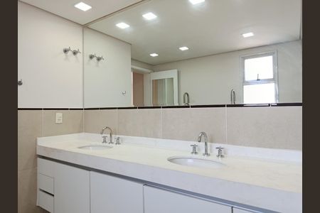 Apartamento à venda com 230m², 3 quartos e 4 vagas Apartamento à venda com 230m², 3 quartos e 4 vagasBanheiro da Suíte 2