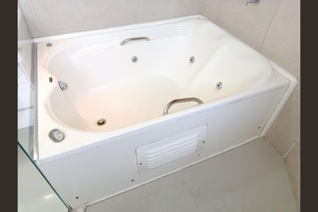 Apartamento à venda com 230m², 3 quartos e 4 vagas Apartamento à venda com 230m², 3 quartos e 4 vagasBanheiro da Suíte 2