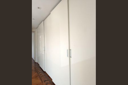 Apartamento à venda com 230m², 3 quartos e 4 vagas Apartamento à venda com 230m², 3 quartos e 4 vagasCloset da Suíte 1