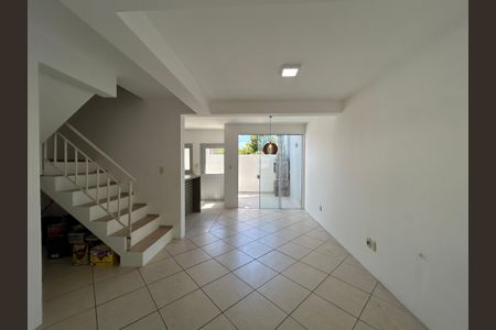 Casa de condomínio à venda com 144m², 3 quartos e 2 vagasSala