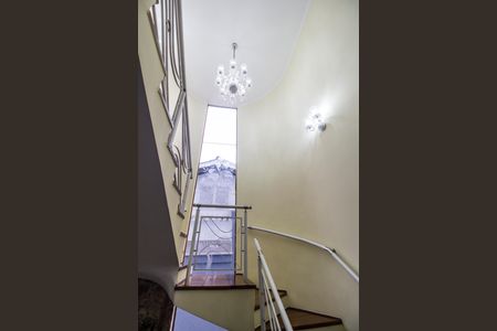 Casa de condomínio para alugar com 400m², 4 quartos e 3 vagasEscada