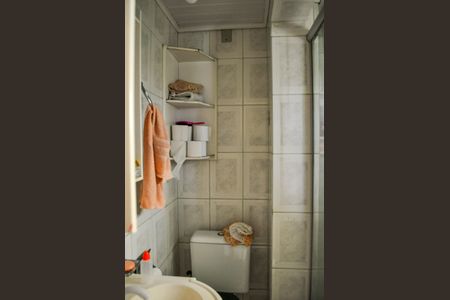 Banheiro de casa de condomínio à venda com 2 quartos, 45m² em Cavalhada, Porto Alegre