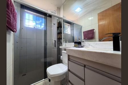 Banheiro de apartamento à venda com 2 quartos, 87m² em Cabral, Contagem