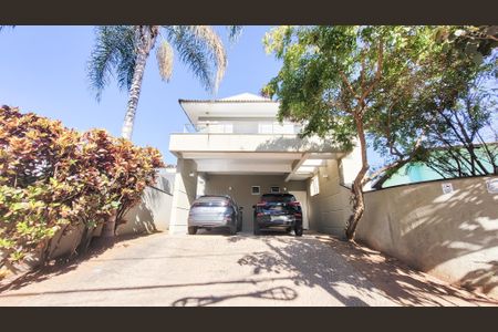 Casa de condomínio à venda com 230m², 4 quartos e 4 vagas Casa de condomínio à venda com 230m², 4 quartos e 4 vagasFachada