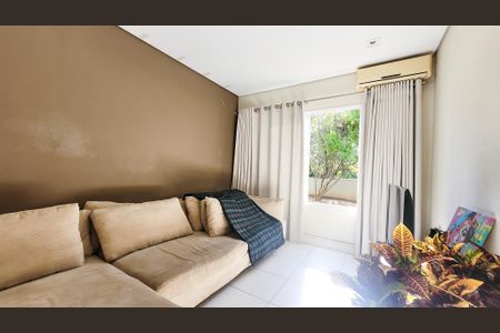 Casa de condomínio à venda com 230m², 4 quartos e 4 vagas Casa de condomínio à venda com 230m², 4 quartos e 4 vagasSala de TV