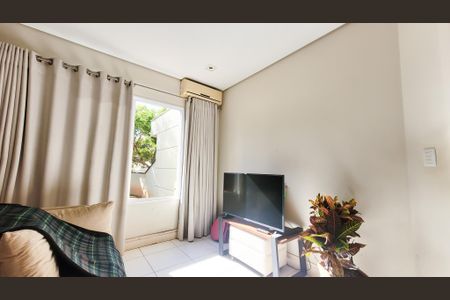 Casa de condomínio à venda com 230m², 4 quartos e 4 vagas Casa de condomínio à venda com 230m², 4 quartos e 4 vagasSala de TV