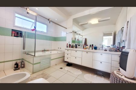 Casa de condomínio à venda com 230m², 4 quartos e 4 vagas Casa de condomínio à venda com 230m², 4 quartos e 4 vagasBanheiro Suíte Master