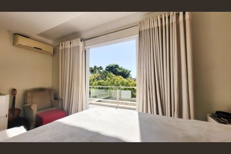 Casa de condomínio à venda com 230m², 4 quartos e 4 vagas Casa de condomínio à venda com 230m², 4 quartos e 4 vagasSuíte Master