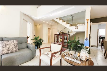 Casa de condomínio à venda com 230m², 4 quartos e 4 vagas Casa de condomínio à venda com 230m², 4 quartos e 4 vagasSala de Estar