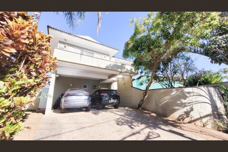 Casa de condomínio à venda com 230m², 4 quartos e 4 vagas Casa de condomínio à venda com 230m², 4 quartos e 4 vagasFachada