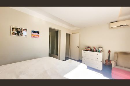 Casa de condomínio à venda com 230m², 4 quartos e 4 vagas Casa de condomínio à venda com 230m², 4 quartos e 4 vagasSuíte Master