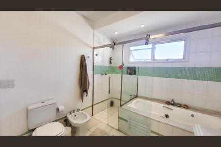 Casa de condomínio à venda com 230m², 4 quartos e 4 vagas Casa de condomínio à venda com 230m², 4 quartos e 4 vagasBanheiro Suíte Master