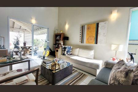 Casa de condomínio à venda com 230m², 4 quartos e 4 vagas Casa de condomínio à venda com 230m², 4 quartos e 4 vagasSala de Estar